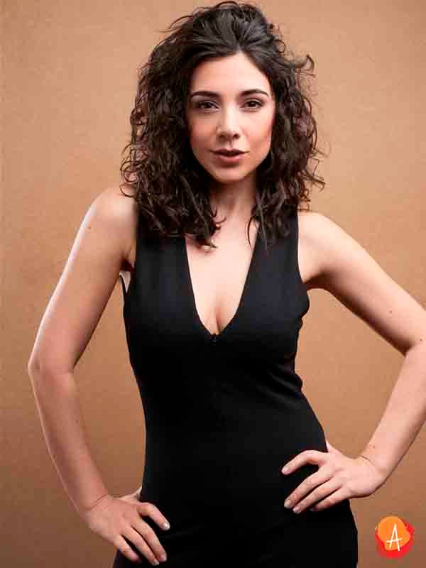 Estefany Escobar 10